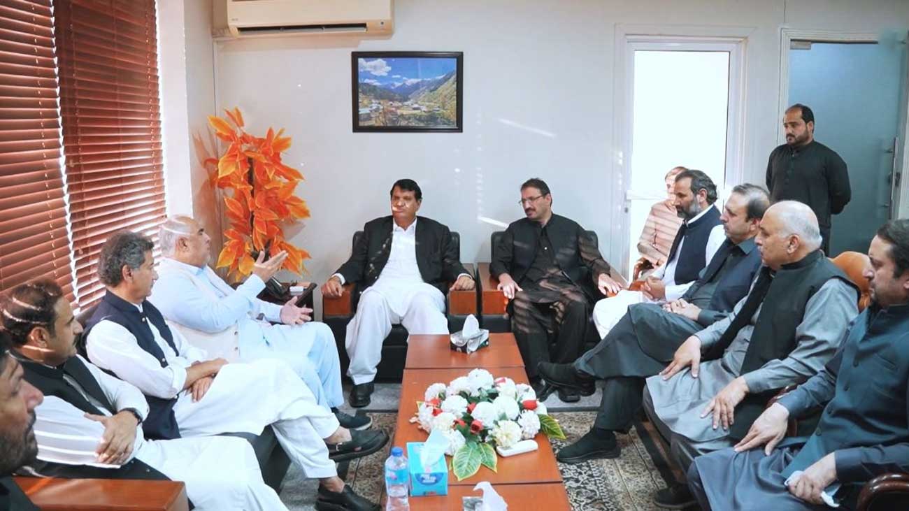 پاکستان تحریک انصاف (پی ٹی آئی) کا وفد امن جرگہ اور آل پارٹیز کانفرنس میں شرکت کے لیے وفاقی وزیر انجینئر امیر مقام کو دعوت دینے پہنچ گیا۔