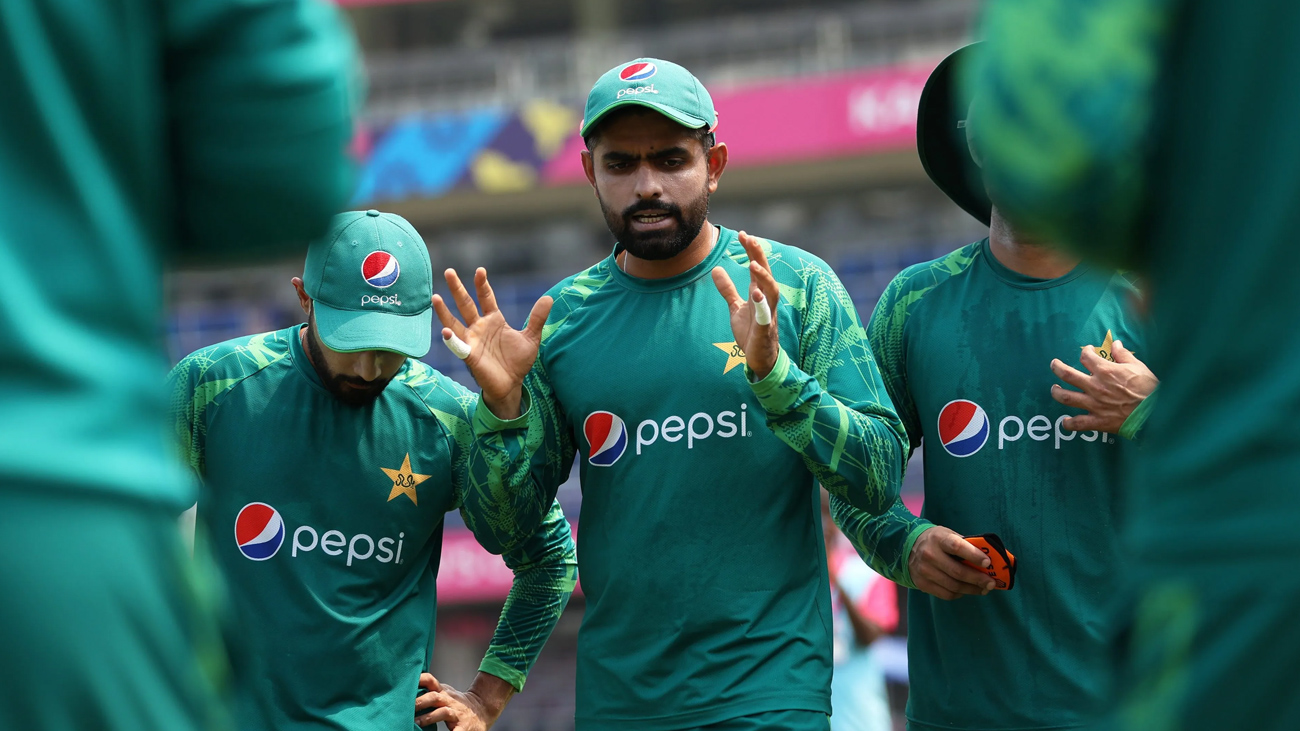 پاکستانی وکٹ کیپر بلے باز اعظم خان نے بابر اعظم پر کی جانے والی تنقید پر سابق کرکٹرز کو آڑے ہاتھوں لے لیا