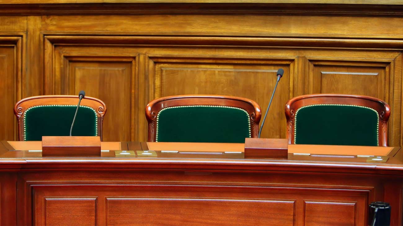 حکومت نے 27ویں آئینی ترمیم کے تحت قائم کی جانے والی نئی وفاقی آئینی عدالت کے لیے سات سینئر ججز کے نام شارٹ لسٹ کر لیے ۔