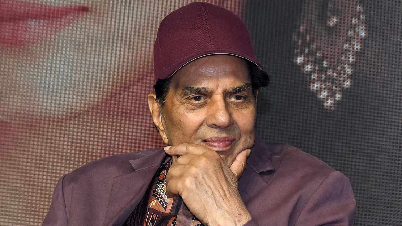 بھارتی فلم انڈسٹری کے سینئر اداکار و لیجنڈری ہیرو دھرمیندر طویل علالت کے بعد 89 برس کی عمر میں دار فانی سے کوچ کر گئے۔