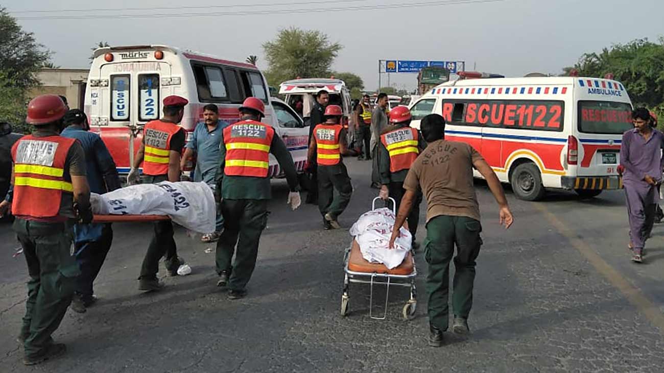 جلالپور پیروالہ میں مسافر بس اور دو موٹرسائیکلوں کے نتیجے میں 4 افراد زندگی کی بازی ہار گئے۔