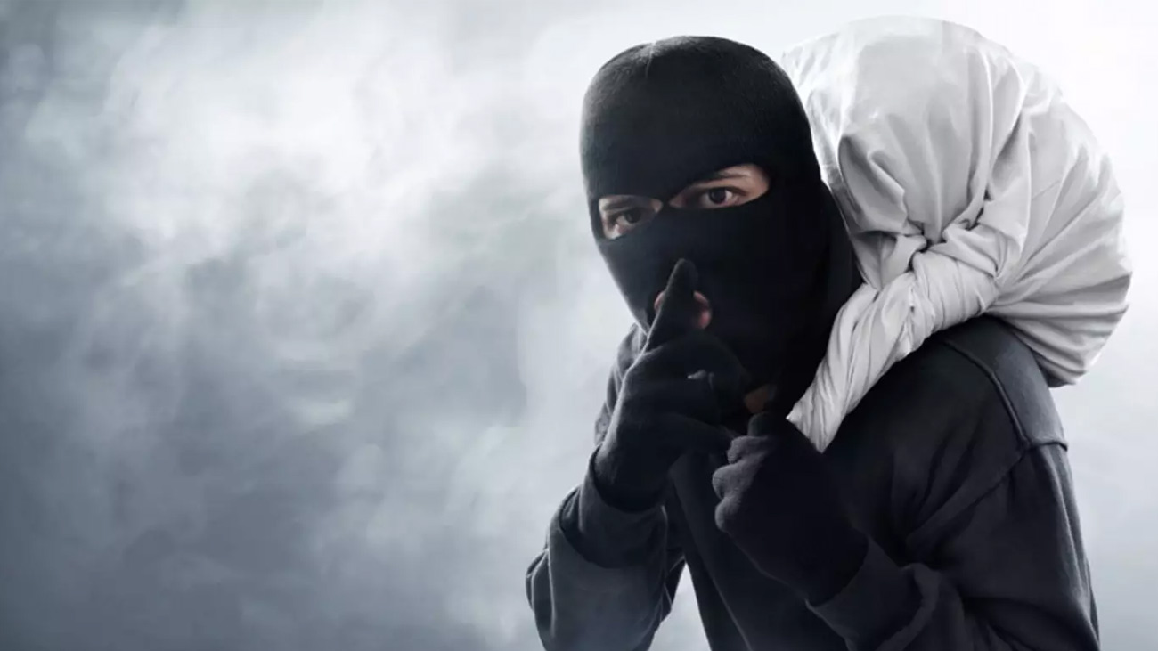 صوبائی دارالحکومت لاہو رمیں جعلی عامل نے شہری سے 60 لاکھ روپے مالیت کے طلائی زیورات ہتھیا لیے۔