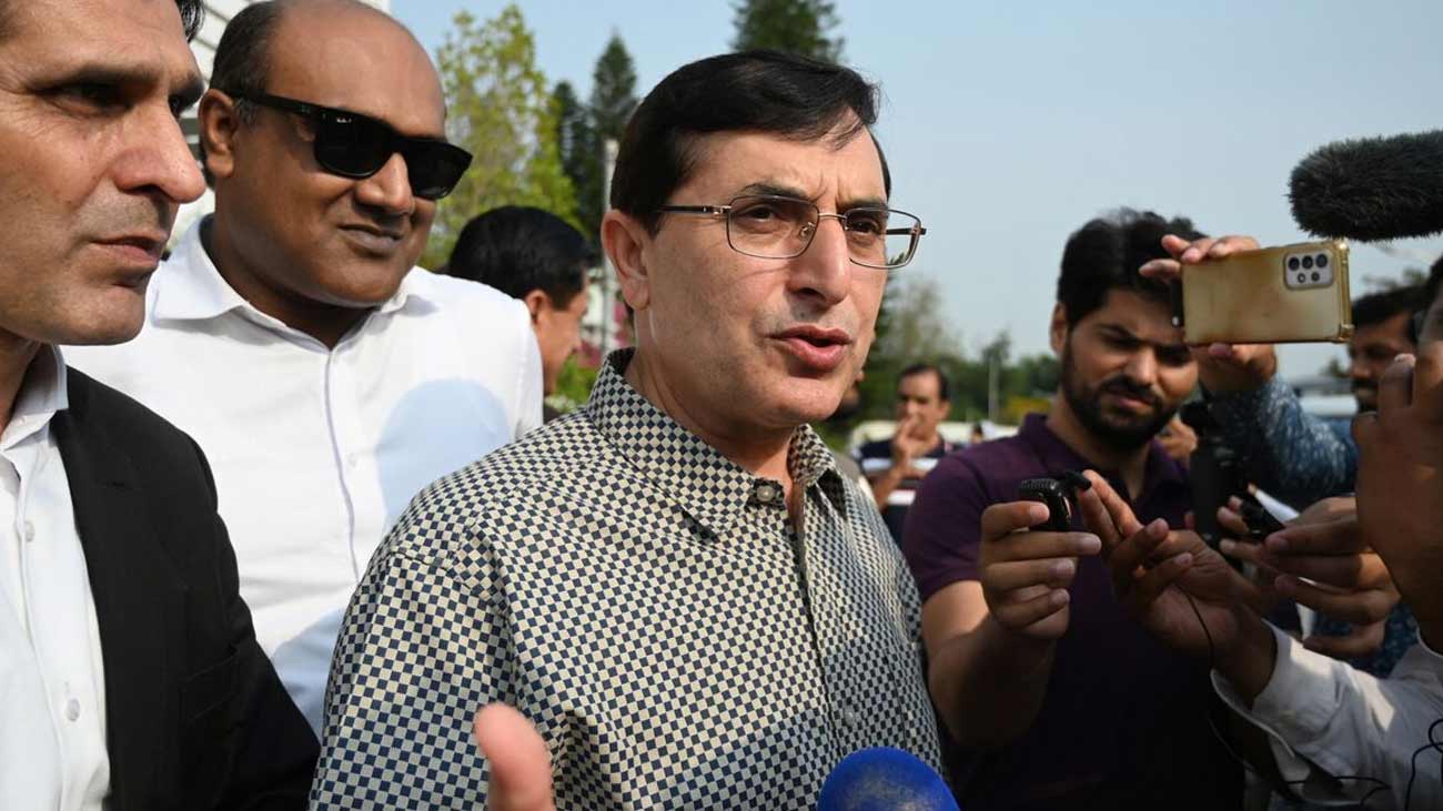 نجی ٹی وی کے اینکر پرسن کو بیرون ملک ہراساں کرنے واقعہ پر پاکستان تحریک انصاف (پی ٹی آئی) کا ردعمل آگیا۔