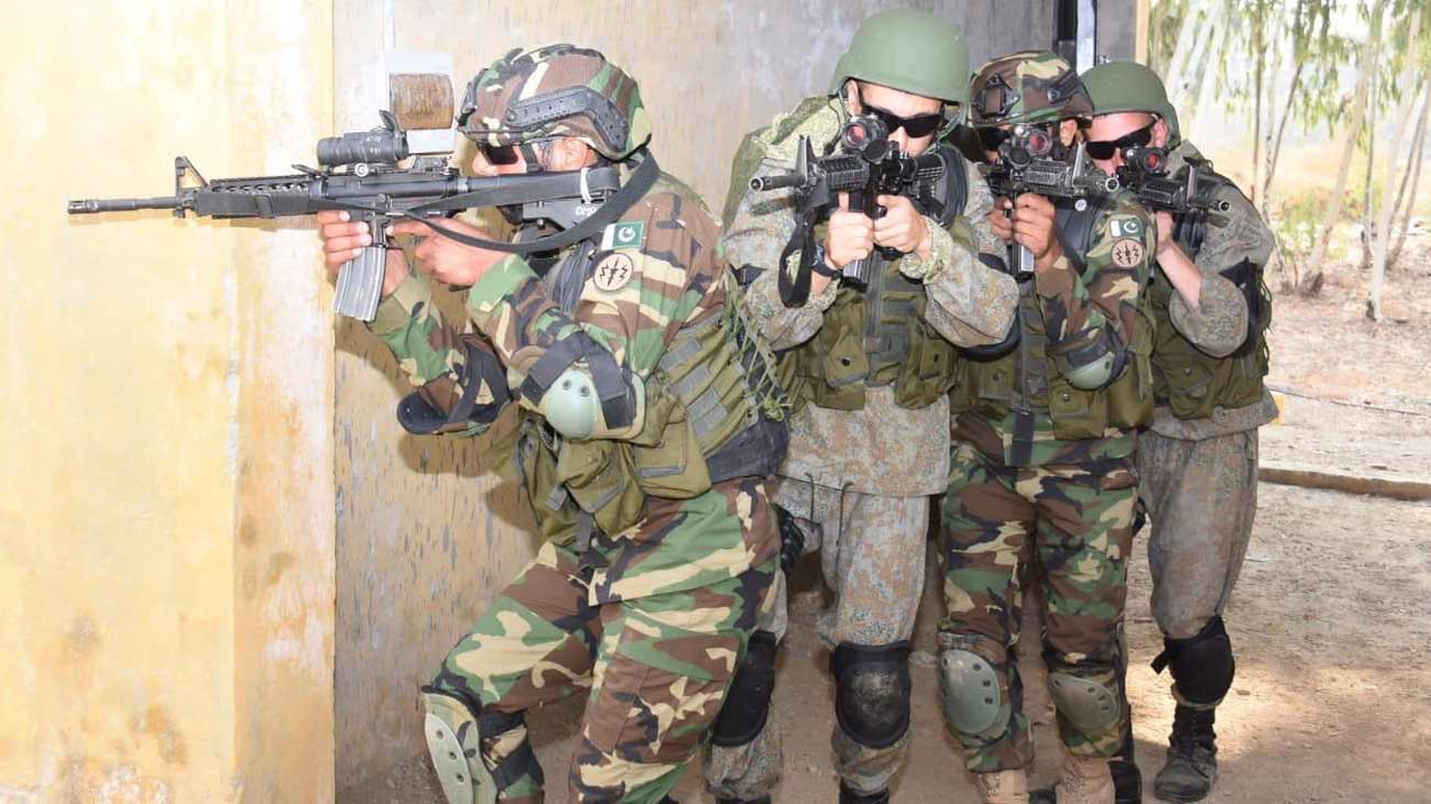 پاک فوج کے شعبہ تعلقات عامہ (آئی ایس پی آر) کی جانب سے بتایا گیا ہے کہ سکیورٹی فورسز نے خیبرپختونخوا میں دو الگ الگ کارروائیوں میں 23 فتنہ الخوارج کو جہنم واصل کر دیا۔