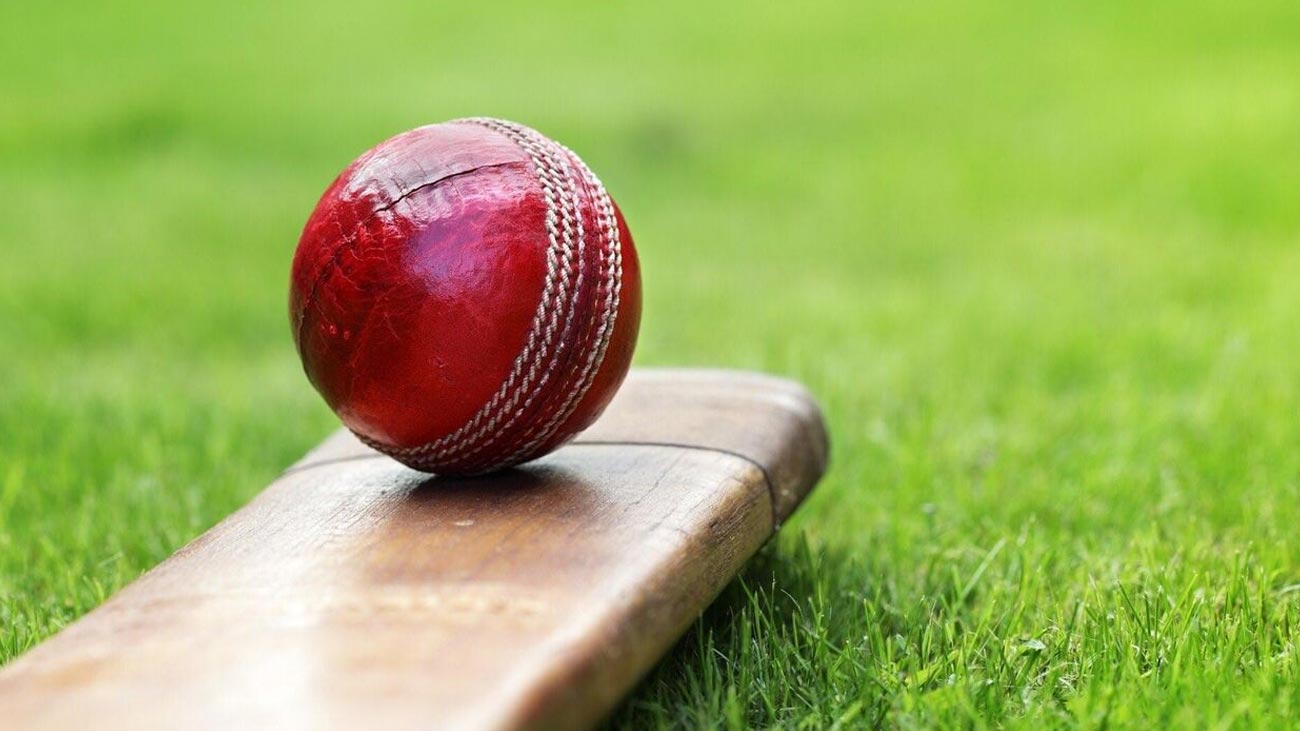 کرکٹ کی تاریخ میں انوکھا واقعہ سامنے آیا ہے جہاں بلے باز کو دو بار گیند کو بیٹ لگانے پر آؤٹ قرار دے دیا گیا۔