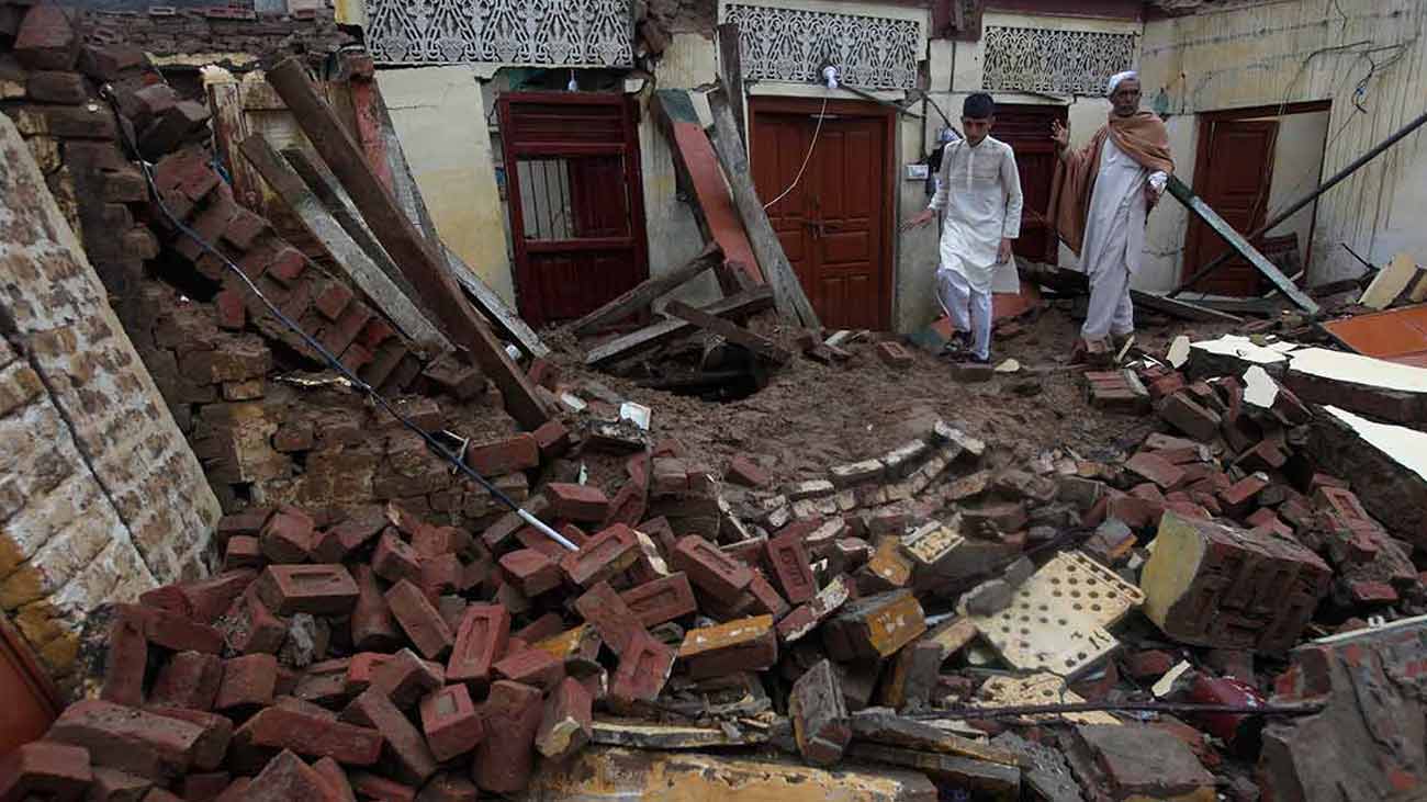 خیبرپختونخوا کے ضلع نوشہرہ میں گھر کی چھت گرنے سے 5 افراد جاں بحق جبکہ تین زخمی ہو گئے۔