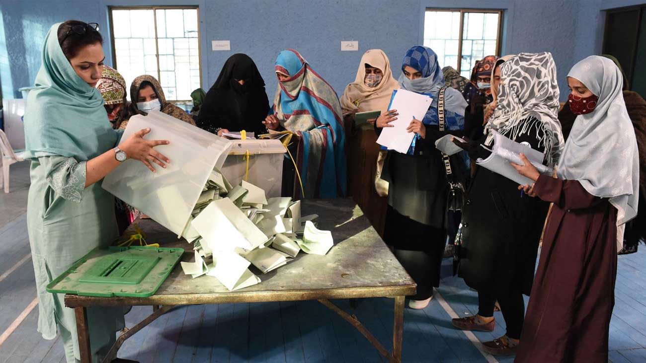 صوبائی دارالحکومت لاہور سمیت پنجاب کے 13 قومی و صوبائی حلقوں میں ضمنی انتخابات کے لیے پولنگ کا وقت ختم ہو گیا۔