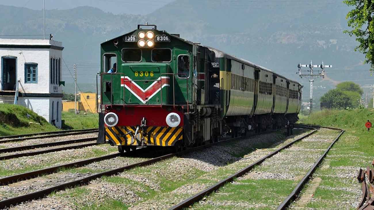 وزیرِ ریلوے حنیف عباسی کی ہدایت پر ریلوے سیلونز کے کرایوں میں واضح کمی کر دی گئی۔