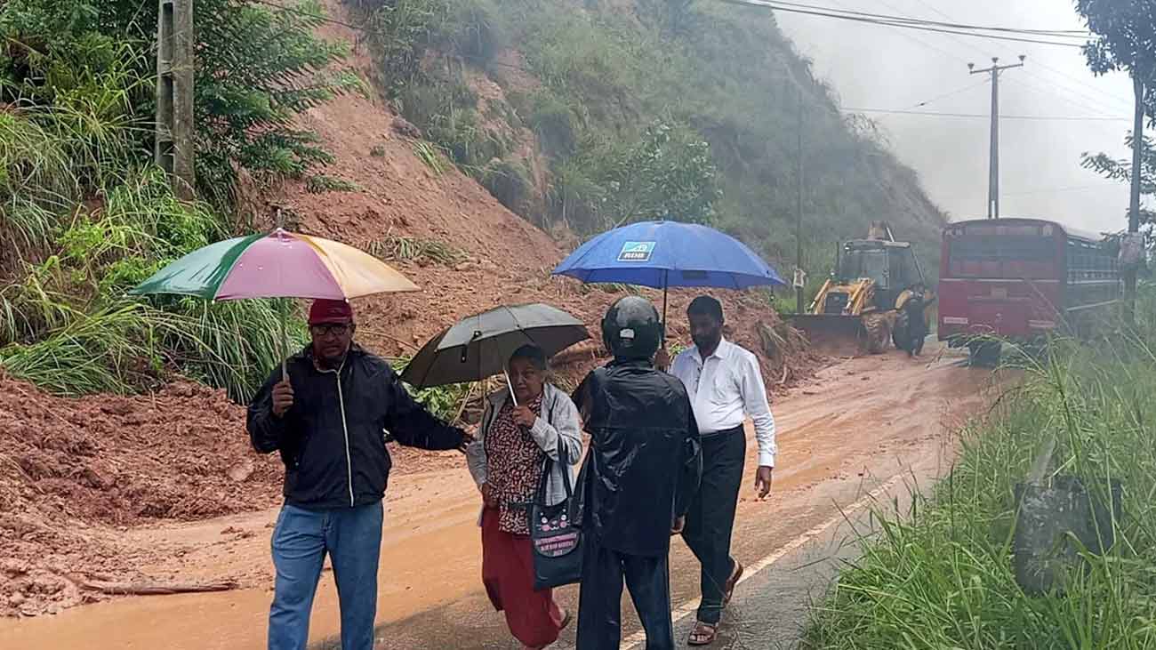 سری لنکا میں موسلادھار بارشوں اور لینڈنگ سلائیڈنگ کے واقعات نے تباہی مچا دی۔