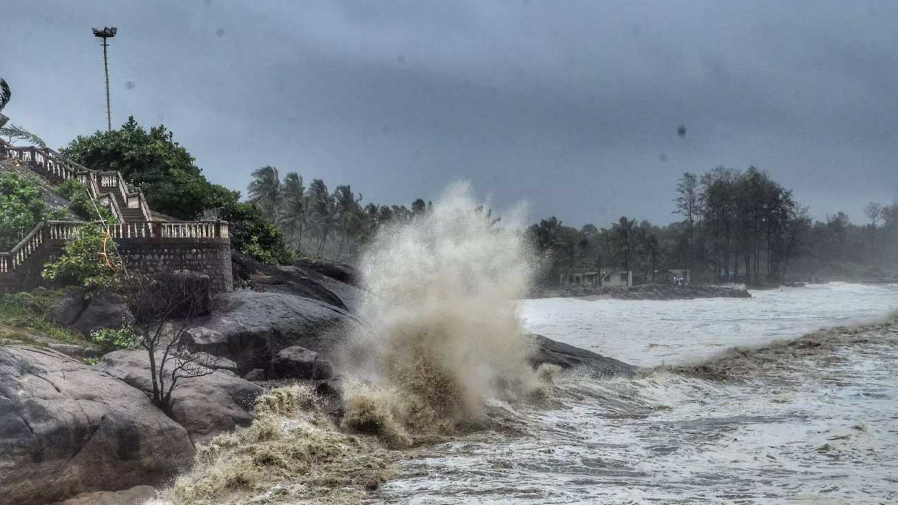 سری لنکا میں تباہی مچانے والا سائیکلون ’’دتواہ‘‘ بھارت کی جانب بڑھنے لگا۔