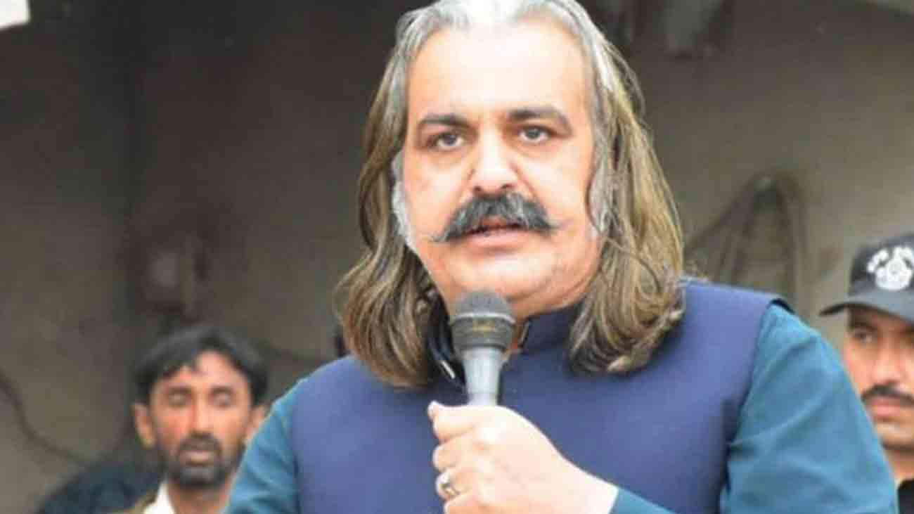 وزیراعلیٰ خیبرپختونخوا نے بانی پی ٹی آئی سے علیمہ خان کی شکایت کرنے کی تصدیق کرتے ہوئے کہا ہے کہ بانی پی ٹی آئی کو صورت حال سے آگاہ کرنا میری ذمہ داری تھی