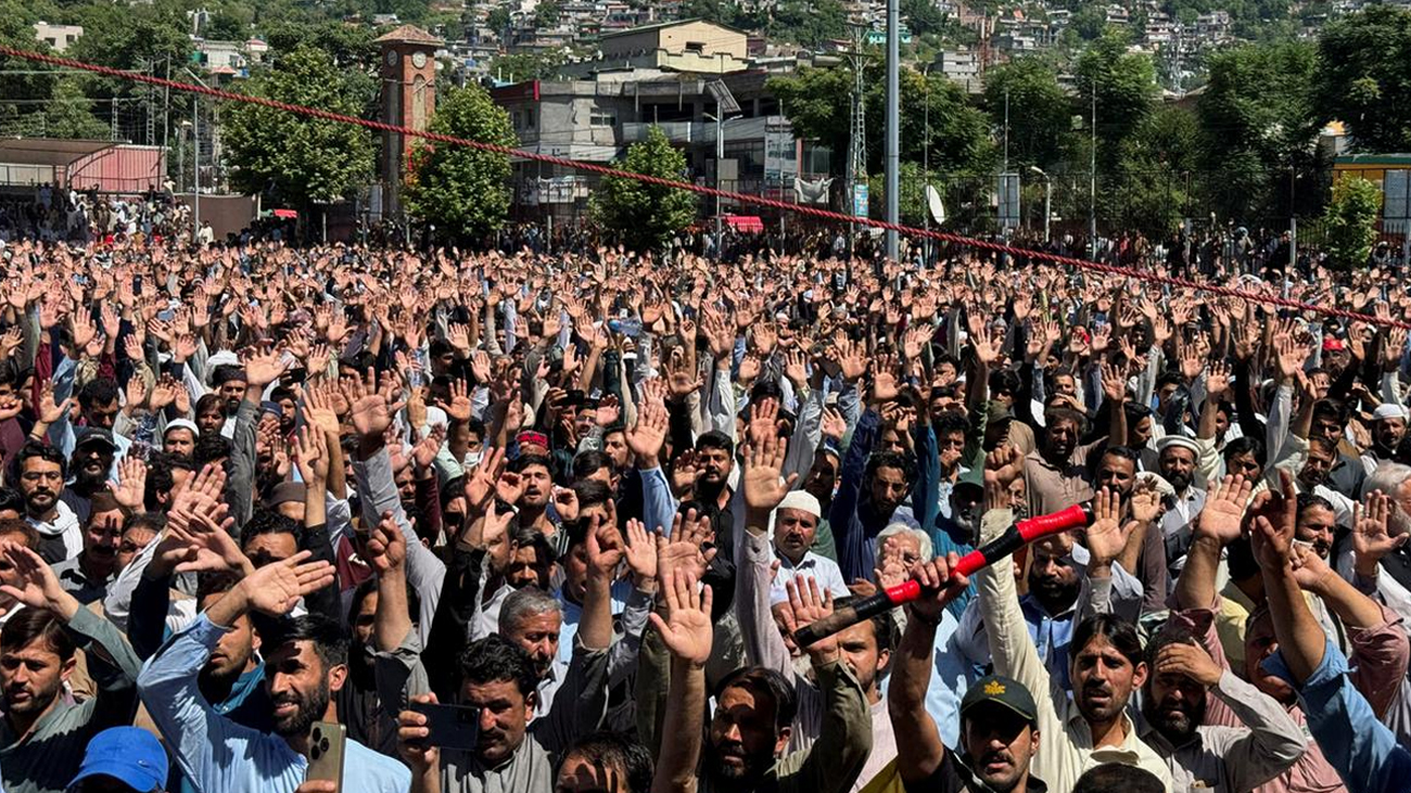 آزاد کشمیر میں جوائنٹ عوامی ایکشن کمیٹی کے پر تشدد مظاہروں کے نتیجے میں 6 شہری اور 3 پولیس اہلکار شہید، 172 پولیس و رینجرز اہلکار زخمی ہوگئے