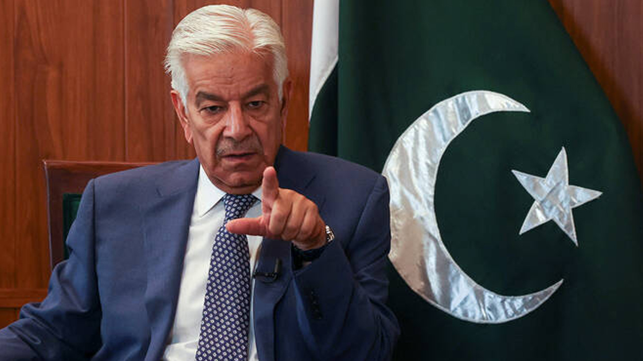 وزیر دفاع خواجہ آصف نے کہا ہے کہ بھارت پاکستان کیخلاف اگر دوبارہ کسی ہرزاسرائی کی کوشش کی تو اپنے طیاروں کے ملنے تلے دفن ہو جائے گا۔