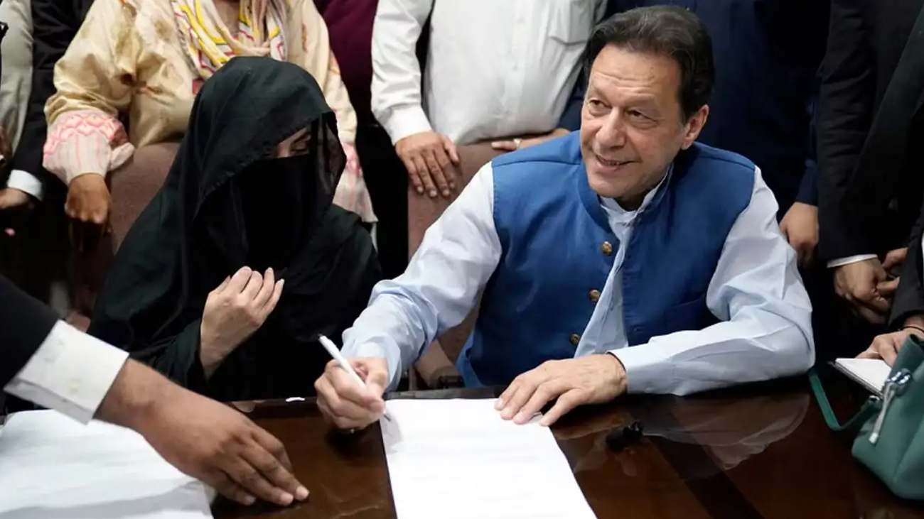 عدالت نے بانی پی ٹی آئی عمران خان اور ان کی اہلیہ بشریٰ بی بی کی مختلف مقدمات میں عبوری ضمانتوں میں توسیع کردی۔
