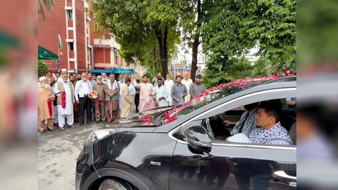 صمود فلوٹیلا میں شریک پاکستانی نوجوان سید محمد عزیز الدین اسرائیلی فورسز کا محاصرہ توڑنے کے بعد لاہور پہنچ گئے