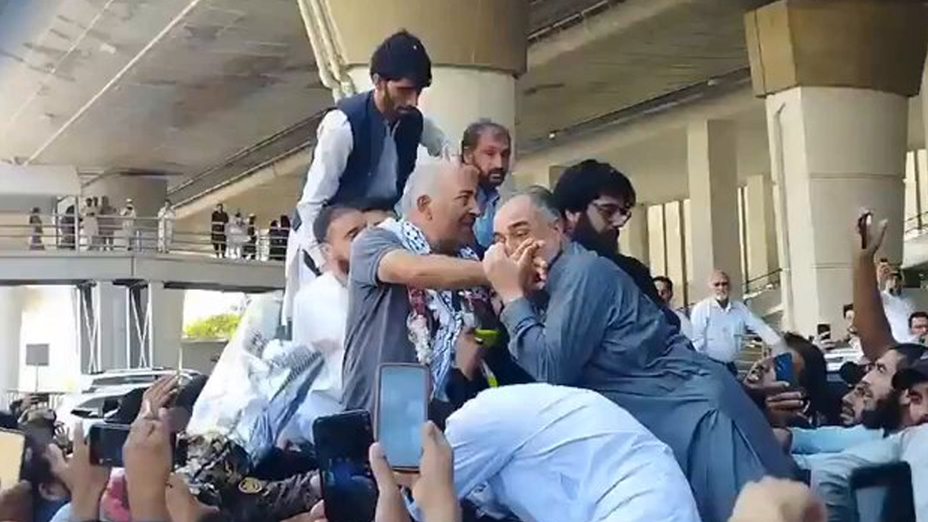 سابق سینیٹر مشتاق احمد کا اسرائیلی رہائی سے وطن واپسی پر پُرتپاک استقبال سابق سینیٹر مشتاق احمد اسرائیلی قید سے رہائی پانے کے بعد وطن واپس پہنچ گئے، جہاں ایئرپورٹ پر ان کا پُرتپاک استقبال کیا گیا۔