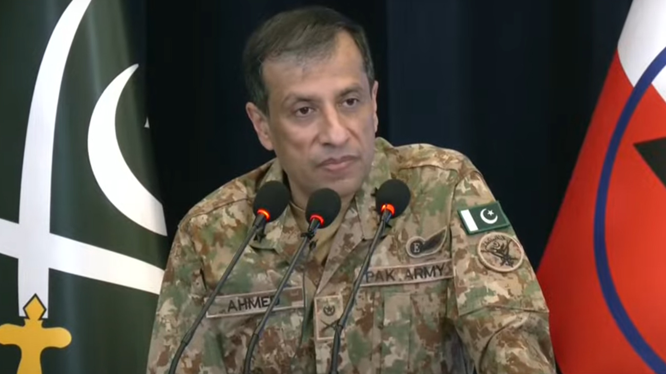 پاکستان کی خودمختاری کے تحفظ کیلئے جو بھی کرنا پڑا کریں گے: ترجمان پاک فوج ترجمان پاک فوج لیفٹیننٹ جنرل احمد شریف چودھری نے کہا ہے کہ پاکستان کی خودمختاری کے تحفظ کیلئے جو بھی کرنا پڑا کریں گے۔