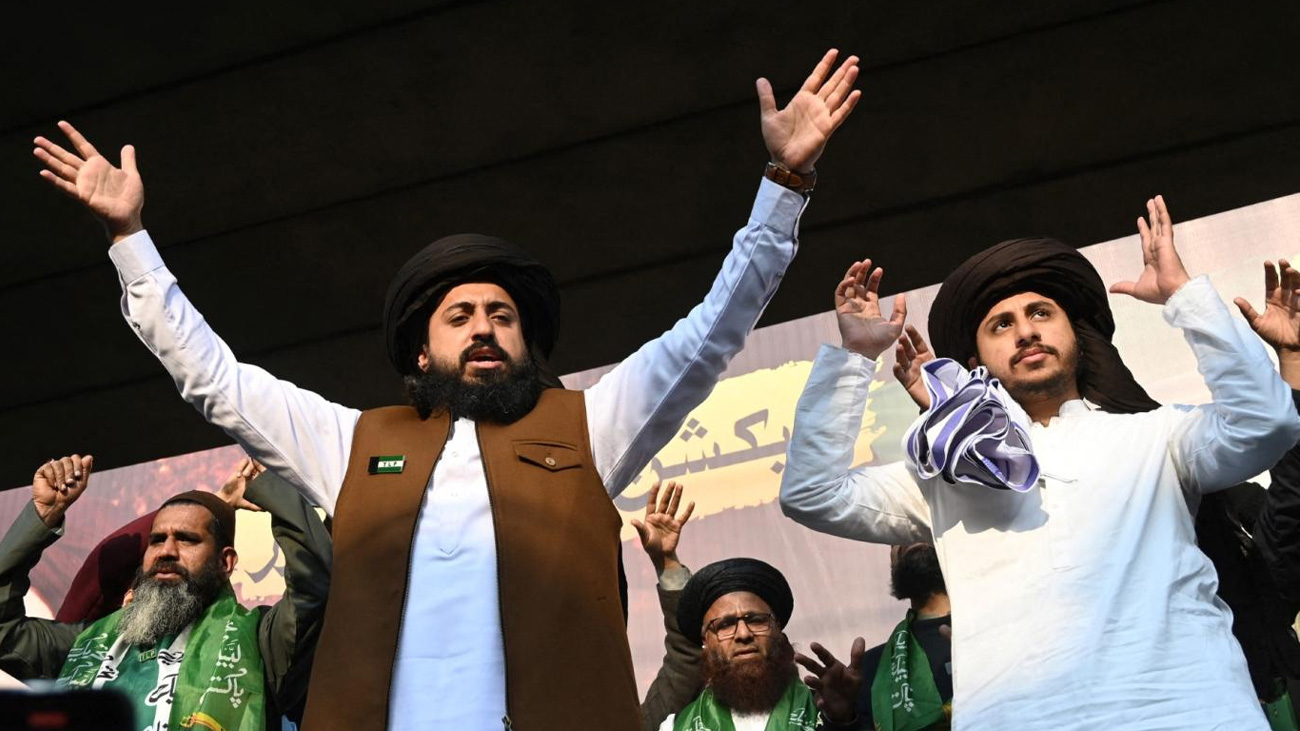پولیس نے سعد رضوی اور انس رضوی کا سراغ لگا لیا صرف ایک دن کی روپوشی کے بعد پولیس نے تحریک لبیک پاکستان کے امیر حافظ سعد رضوی اور ان کے بھائی انس رضوی کا سراغ لگا لیا ۔