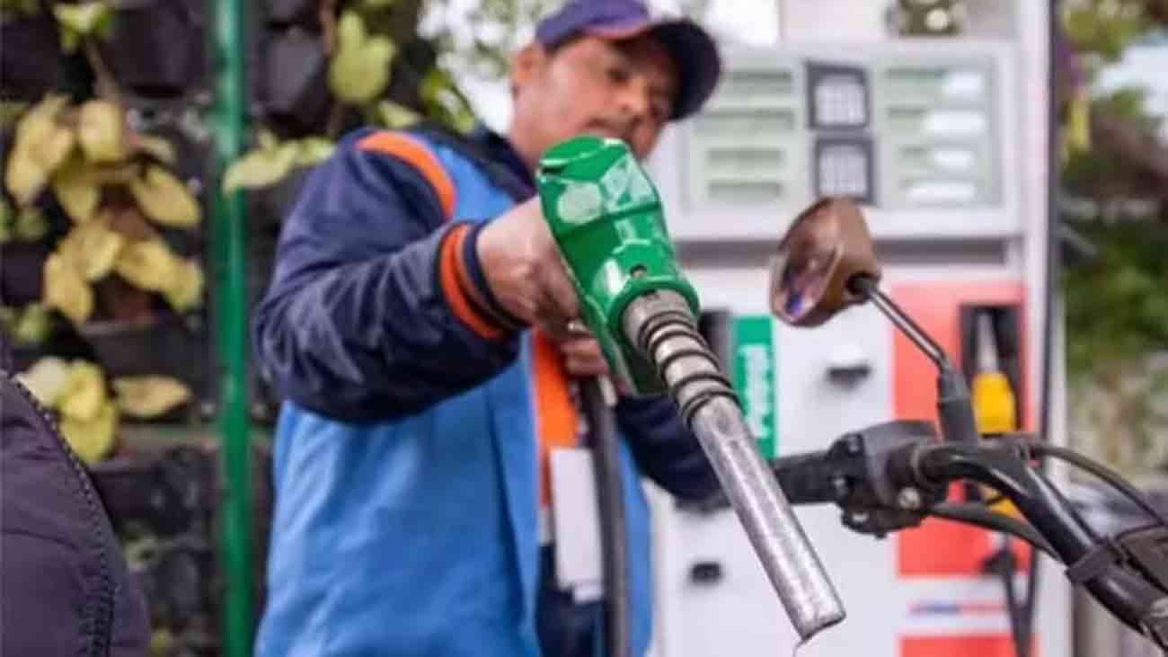پیڑول کی قیمت میں 6 روپے 50 پیسے فی لیٹر کمی کا امکان پیٹرول کی قیمت میں 6 روہے 50 پیسے فی لیٹر کمی کا امکان ہے جبکہ ہائی اسپیڈ ڈیزل کی قیمت میں ایک روپے 10 پیسے فی لیٹر کمی متوقع ہے