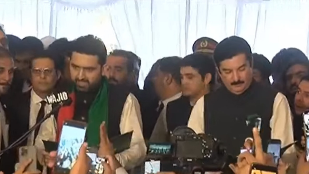 سہیل آفریدی نے خیبر پختونخوا کی وزارت اعلیٰ کا منصب سنبھال لیا وزیراعلیٰ خیبرپختونخوا سہیل خان آفریدی نے عہدے کا حلف اٹھا لیا۔