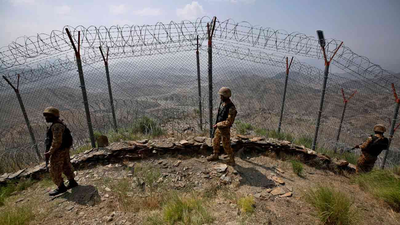 پاکستانی فورسز کی کارروائی، 20 طالبان ہلاک، متعدد زخمی پاکستانی فورسز نے افغان طالبان کے اسپن بولدک علاقے میں چار مقامات پر بزدلانہ حملے کا جواب دیتے ہوئے 15 سے 20 افغان طالبان کو ہلاک کر دیئے