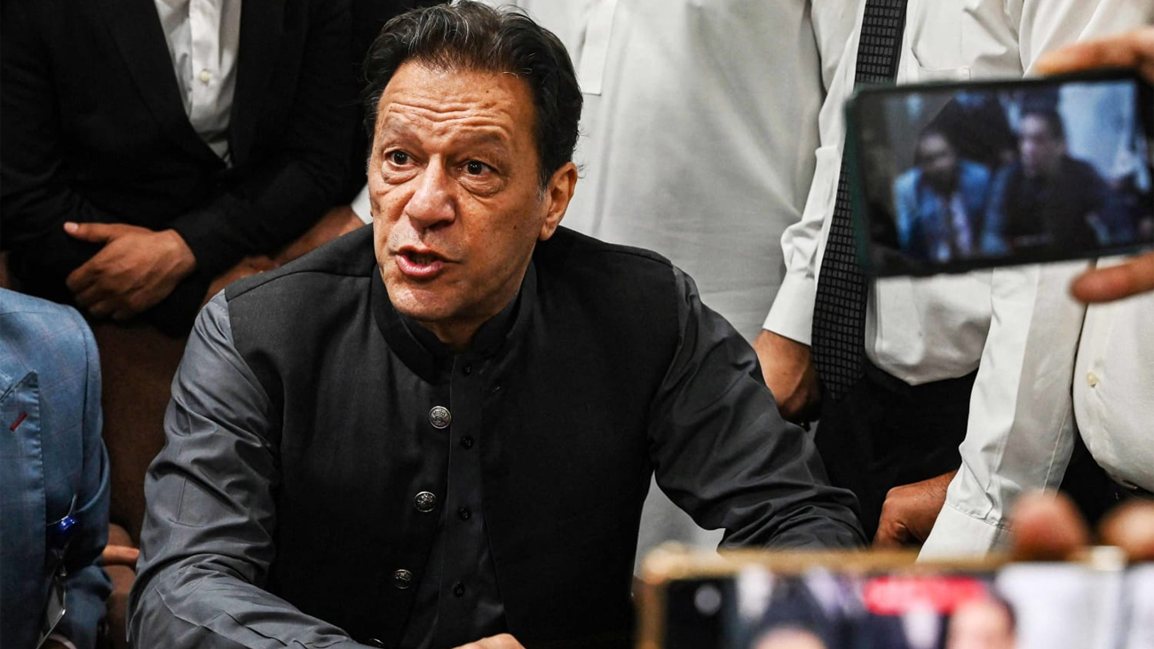 پیرول پر رہا کریں، افغانستان کا معاملہ امن کیلئے حل کروں گا: عمران خان بانی پاکستان تحریک انصاف (پی ٹی آئی) و سابق وزیراعظم عمران خان نے افغانستان کے معاملے پر حکومت کو بڑی پیشکش کر دی