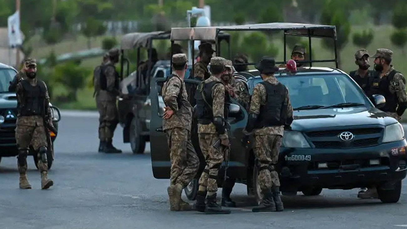 سکیورٹی فورسز کا مہمند میں آپریشن، 45 سے 50 دہشتگرد ہلاک سکیورٹی فورسز نے فتنہ الخوارج کی جانب سے سیز فائر کا فائدہ اٹھا کر در اندازی کی کوشش ناکام بنا دی، پاک فوج نے مہمند میں کامیاب کارروائی کے دوران 45 سے 50 خوارج کو جہنم واصل کردیا۔