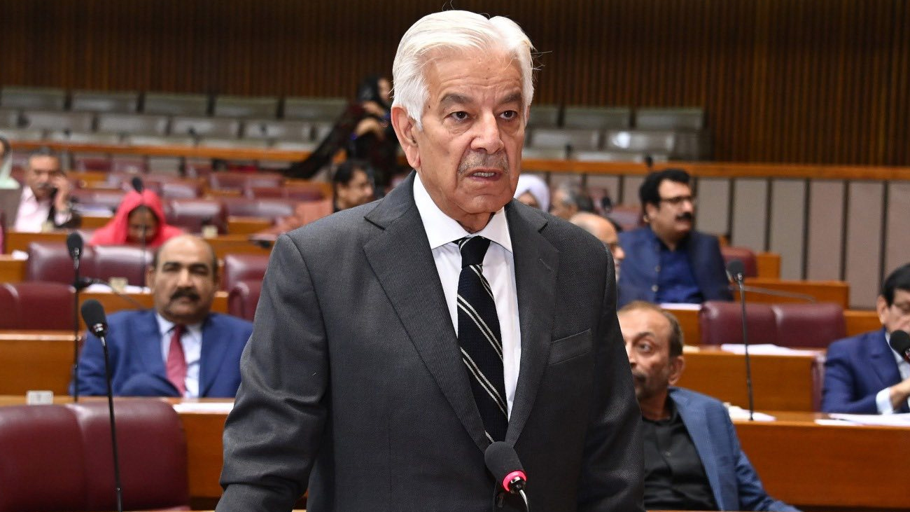 'افغانستان بھارت کی پراکسی بن چکا، افغانیوں کو اب پاکستان سے جانا ہو گا' وزیر دفاع خواجہ آصف نے کہا ہے کہ افغانستان بھارت کی پراکسی بن چکا، کابل نے امن کی کوششوں کا مثبت جواب نہیں دیا۔