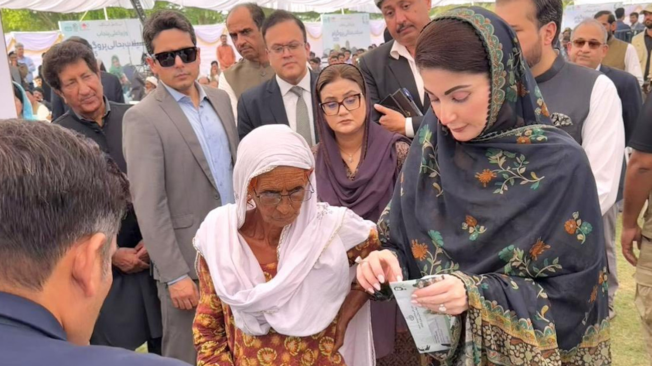 وزیراعلیٰ مریم نواز نے عوام سے کیا ایک اور وعدہ پورا کردیا وزیراعلیٰ پنجاب مریم نواز نے 26 دِن میں سیلاب متاثرین کو امدادی کارڈ دے کر اپنا وعدہ پورا کر دکھایا۔