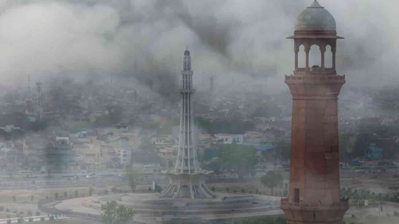 خبردار: لاہور میں سموگ پھیلانے والوں کی شامت آگئی لاہور میں سموگ پھیلانے والوں کی شامت آگئی جس کے بعد پنجاب میں ایمرجنسی ایکشن پلان فعال کر دیا