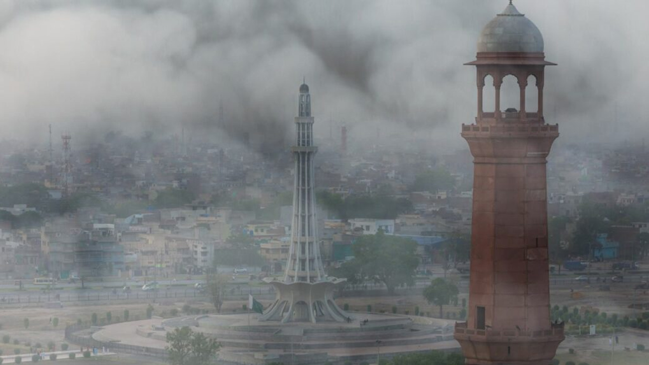 لاہور سمیت پنجاب کے مختلف شہروں میں سموگ میں اضافے کا خدشہ صوبائی دارالحکومت لاہور سمیت وسطی پنجاب کے مختلف شہروں پر سموگ کے سائے منڈلانے لگے۔