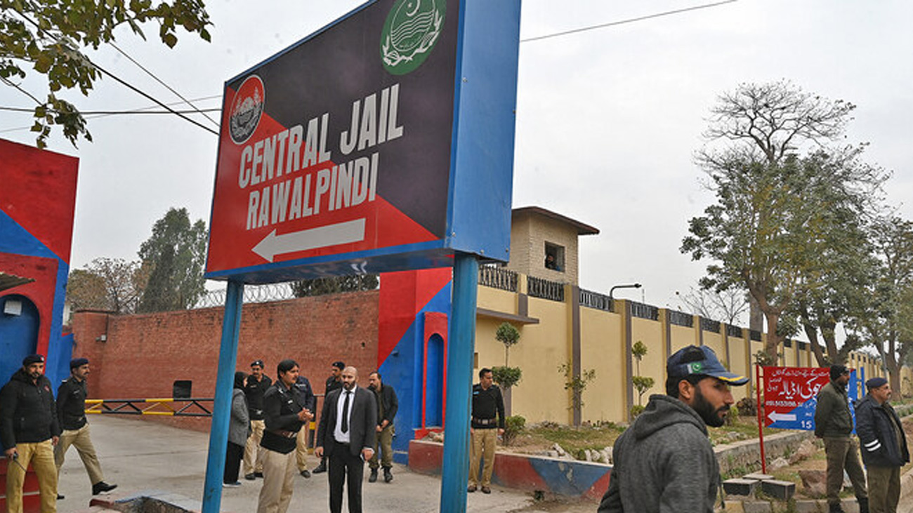 اڈیالہ جیل میں تین قیدیوں کی طبیعت ناساز، ہسپتال منتقلی کے دوران ایک چل بسا راولپنڈی اڈیالہ جیل میں قید تین ملزمان کی طبیعت ناساز ہو گئی۔