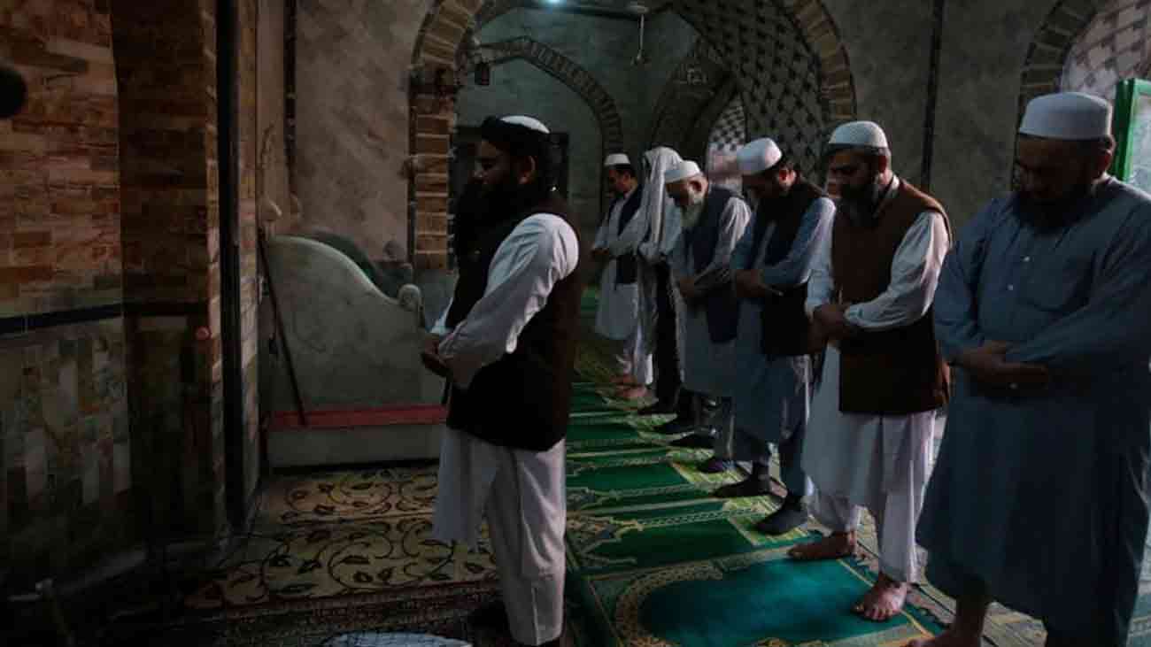 پنجاب میں پہلی بار امام کیلئے وظیفہ مقرر کرنے کا فیصلہ وزیراعلیٰ مریم نواز نے پنجاب میں پہلی بار 65 ہزار مساجد کے امام کیلئے وظیفہ مقرر کرنے کا فیصلہ کرلیا