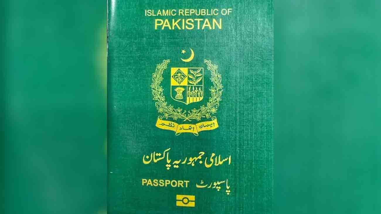 پاکستانی پاسپورٹ کے فرنٹ کور کی تبدیلی کی خبر جھوٹی قرار محکمہ پاسپورٹ نے سوشل میڈیا پر گردش کرتی پاکستانی پاسپورٹ کے نئے فرنٹ کور سے متعلق تمام تصاویر کو جعلی قرار دیتے ہوئے واضح تردید جاری کر دی