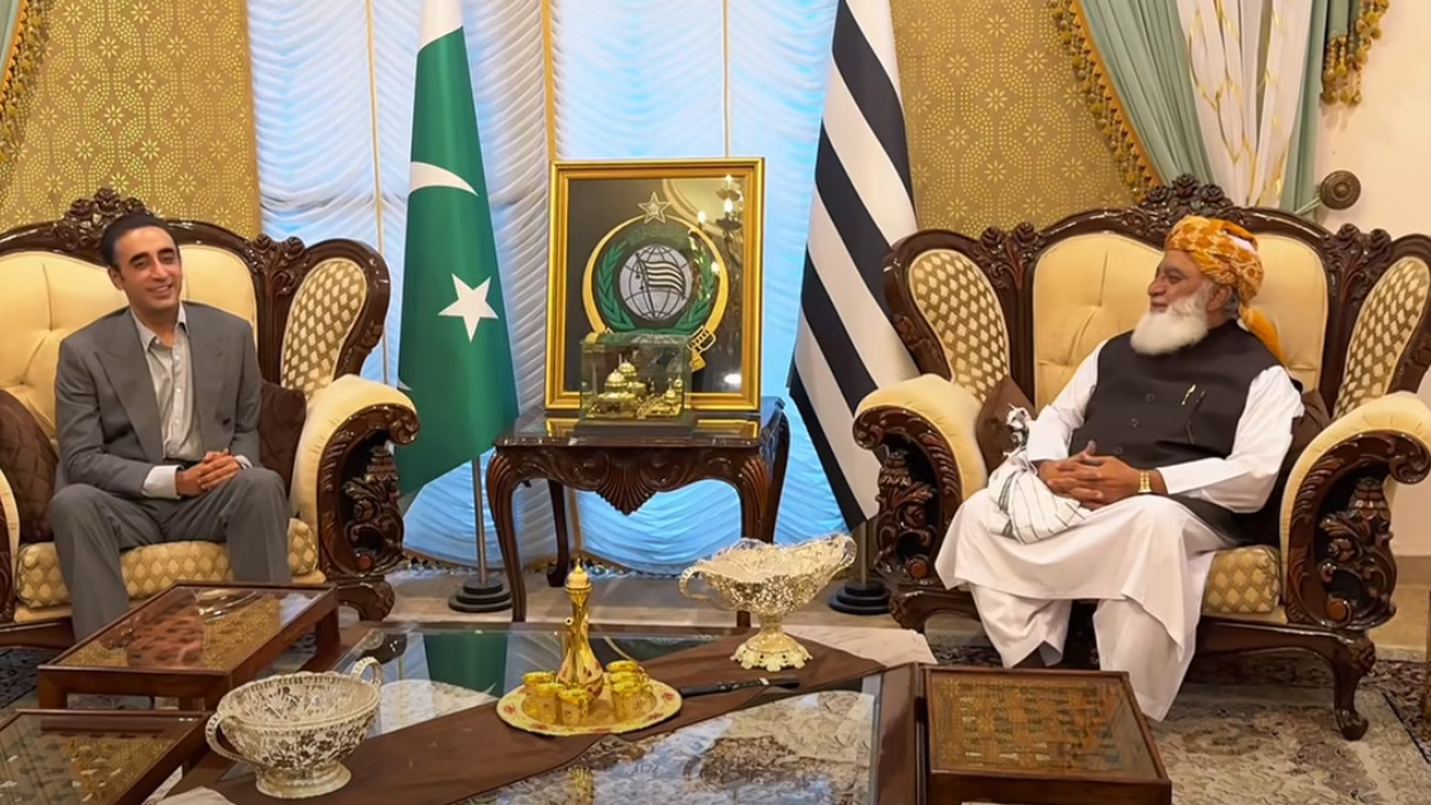 بلاول بھٹو اور مولانا فضل الرحمان کی ملاقات کی اندرونی کہانی سامنے آگئی چیئرمین پیپلز پارٹی بلاول بھٹو زرداری اور مولانا فضل الرحمان کے درمیان ملاقات کی اندرونی کہانی سامنے آگئی۔