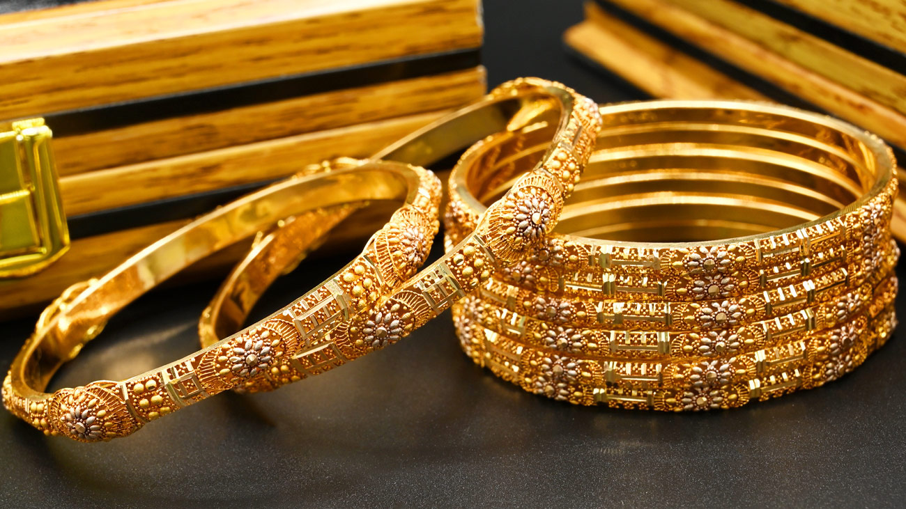 ملکی صرافہ بازاروں میں سونے کی قیمت میں ہزاروں روپے کمی عالمی و ملکی صرافہ بازاروں میں سونے کی قیمتوں میں کمی آگئی۔