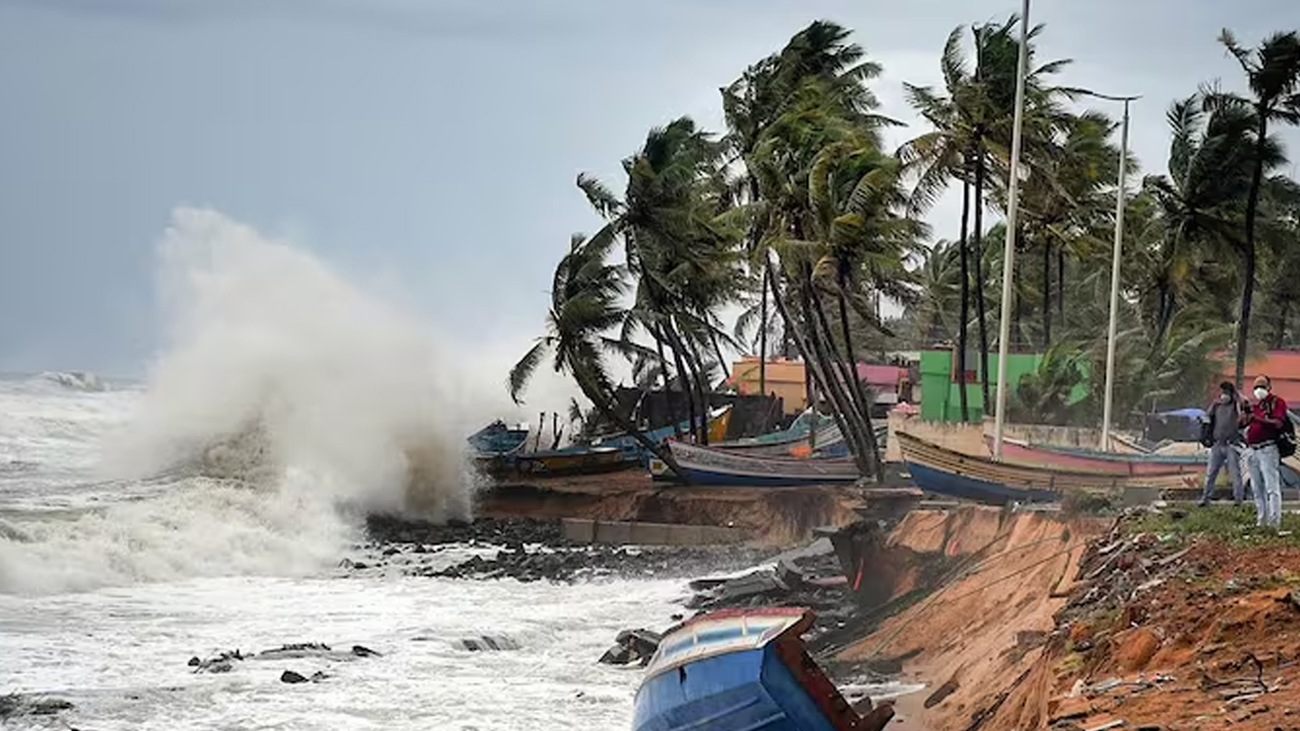 بھارت کے مشرقی ساحلی علاقوں کی طرف بڑھتے طوفان مونتھا کے پیش نظر تعلیمی ادارے بند کردیے گئے جبکہ شہریوں کا انخلا بھی شروع ہو گیا۔