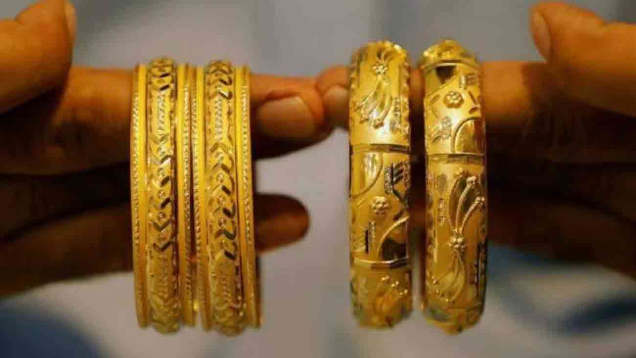 پاکستان سمیت عالمی منڈی میں سونا ایک بار پھر مہنگا ہوگیا جس کے بعد فی تولہ قیمت میں نمایاں اضافہ ریکارڈ کیا گیا ہے