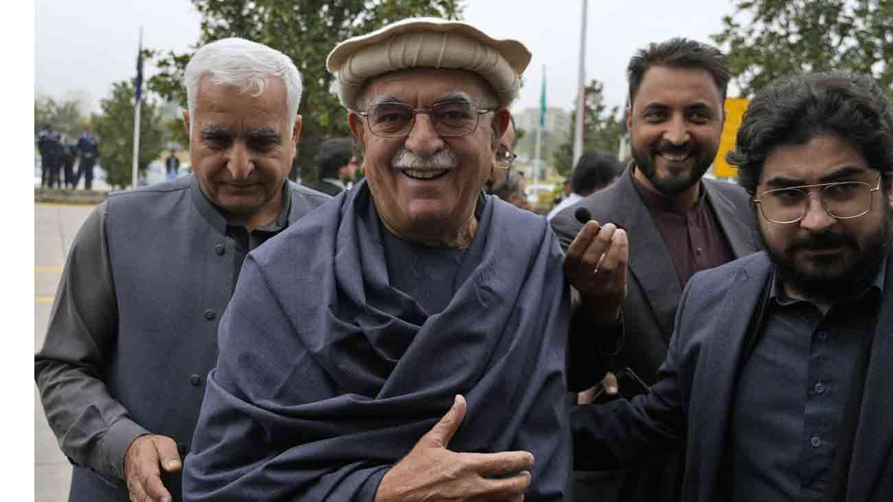 فضل الرحمان کا محمود اچکزئی کی بطور اپوزیشن لیڈر نامزدگی پر اتفاق پاکستان تحریک انصاف (پی ٹی آئی) اور سربراہ جے یو آئی (ف) مولانا فضل الرحمان نے محمود خان اچکزئی کی بطور اپوزیشن لیڈر نامزدگی پر اتفاق کیا