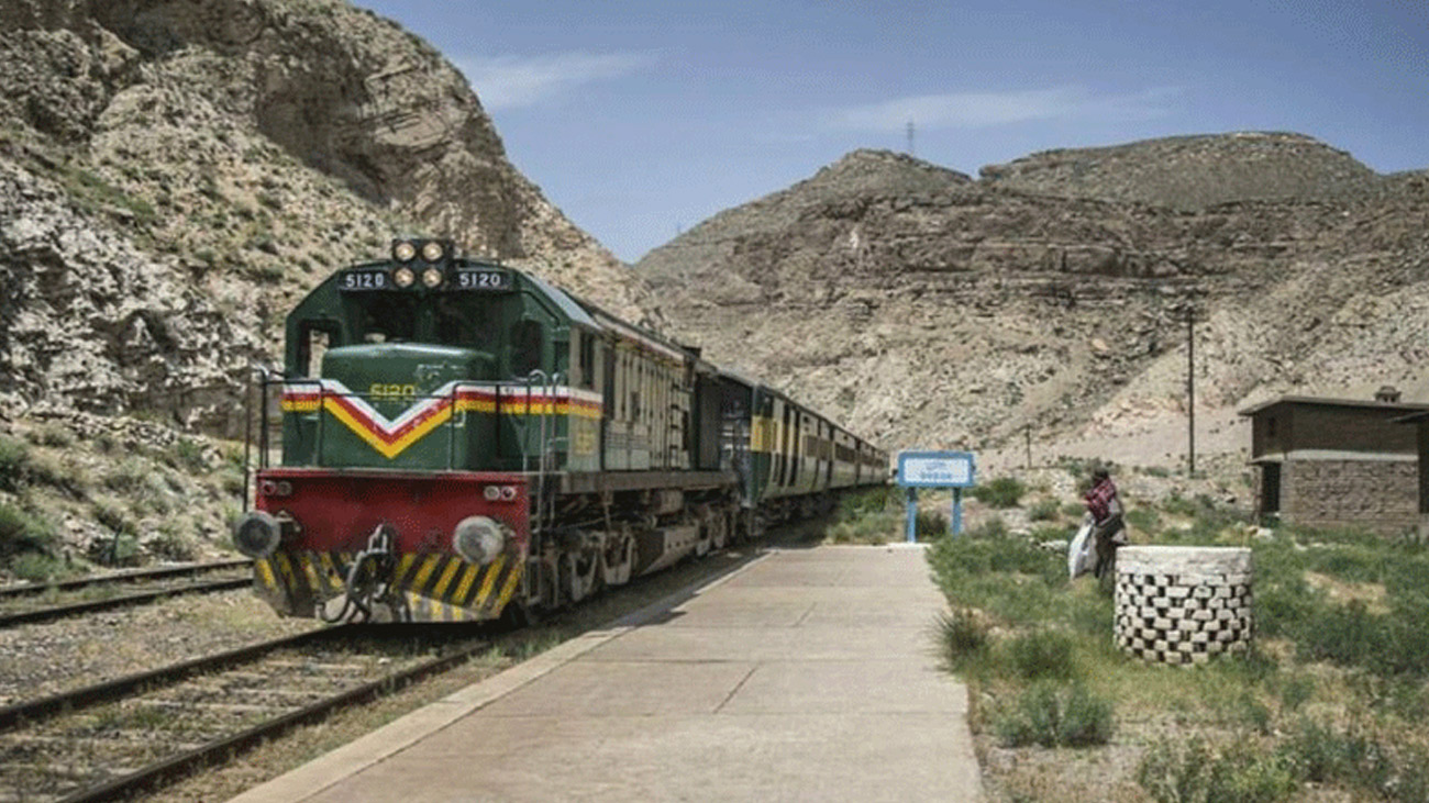 جعفر ایکسپریس پر نامعلوم افراد کا راکٹوں سے حملہ، ملزمان فرار جعفر ایکسپریس کو ایک بار دہشتگردوں نے نشانہ بنا ڈالا، نامعلوم مسلح افراد نے جعفر ایکسپریس پر راکٹوں سے حملہ کردیا۔