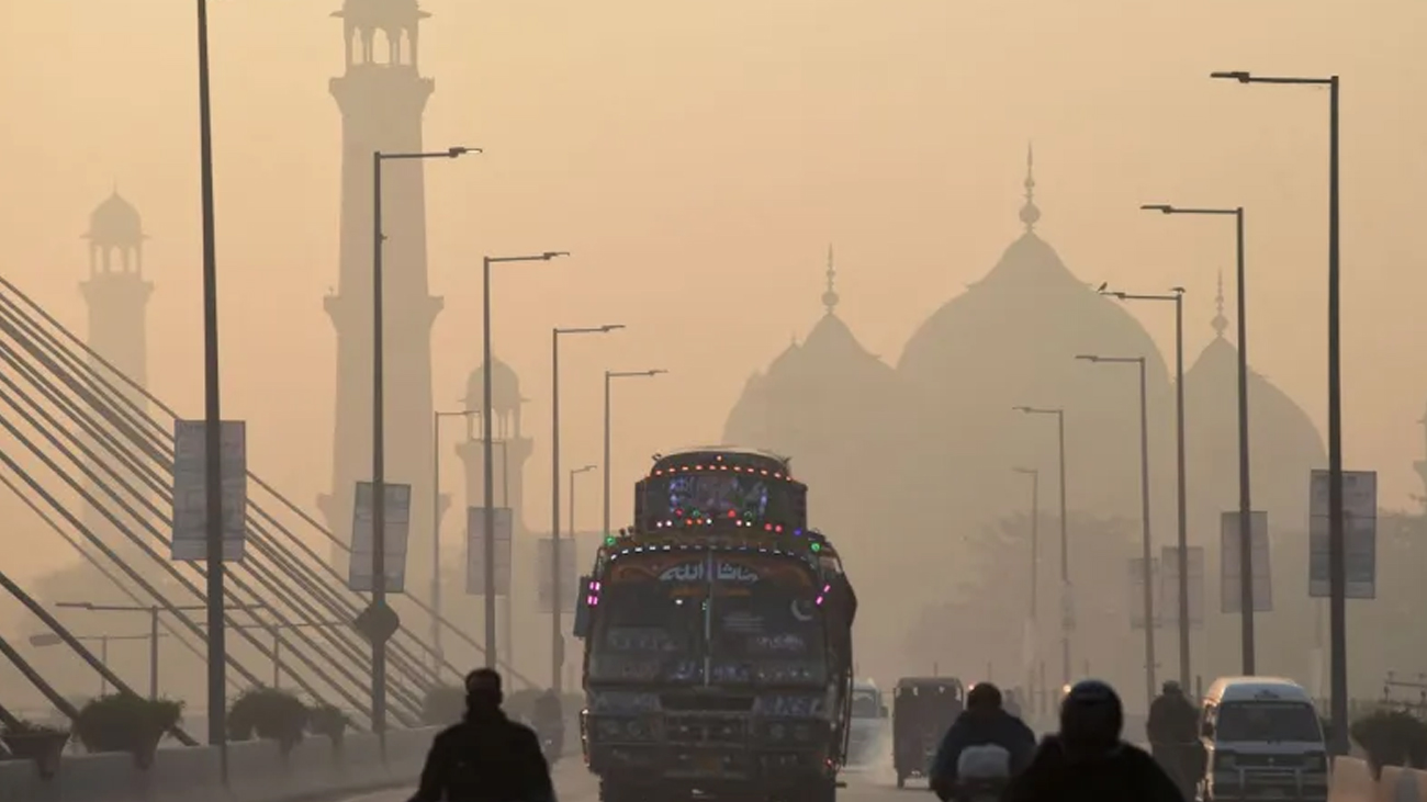 پنجاب میں سموگ کی صورتحال تشویشناک، لاہور آلودہ ترین شہر لاہور آلودگی میں عالمی ادارہ صحت ڈبلیو ایچ او کے مقرر معیار سے کئی گنا زیادہ آگے نکل گیا