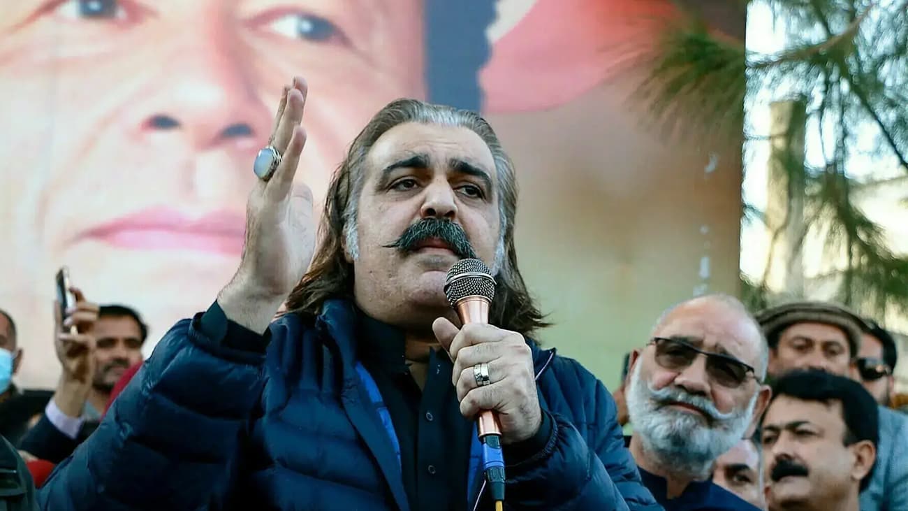 علی امین گنڈا پور کو گرفتار کر کے پیش کرنے کا حکم ڈسٹرکٹ اینڈ سیشن کورٹس اسلام آباد نے شراب و اسلحہ برآمدگی کیس میں سابق وزیراعلیٰ خیبرپختتونخوا علی امین گنڈا پور کے وارنٹ گرفتاری جاری کر دیئے