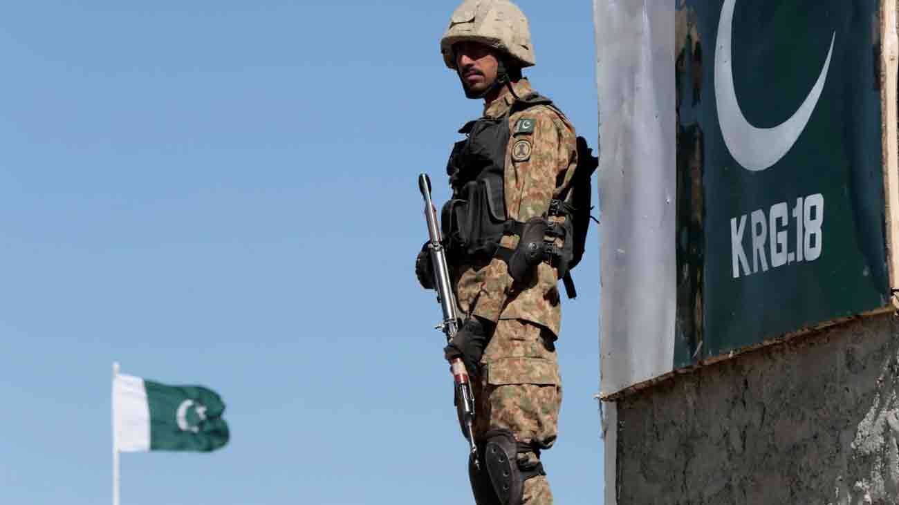 بلوچستان: فورسز کی کارروائیاں، بھارتی حمایت یافتہ 18 دہشتگرد ہلاک بلوچستان میں سیکیورٹی فورسز کے آپریشن میں فتنہ الہندوستان کے 18 دہشتگرد ہلاک ہوگئے