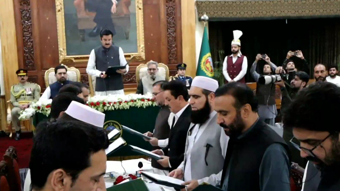 خیبرپختونخوا کے نئے کابینہ ارکان نے حلف اٹھا لیا خیبرپختونخوا کی 13 ارکان پر مشتمل نئی کابینہ نے حلف اٹھا لیا۔