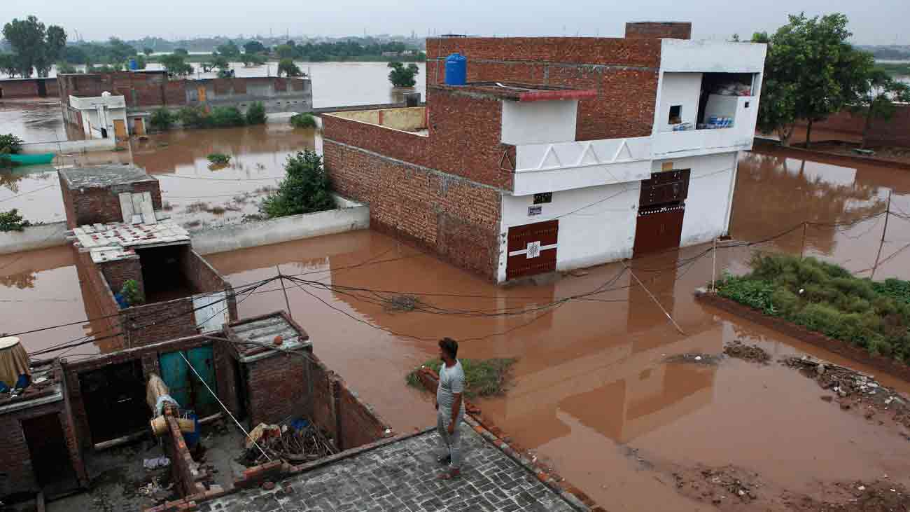 سیلاب تباہی مچاتے ہوئے جنوبی پنجاب میں داخل ہوگیا سیلاب تباہی مچاتے ہوئے جنوبی پنجاب میں داخل ہوگیا، بہاولنگر میں بند ٹوٹ گیا