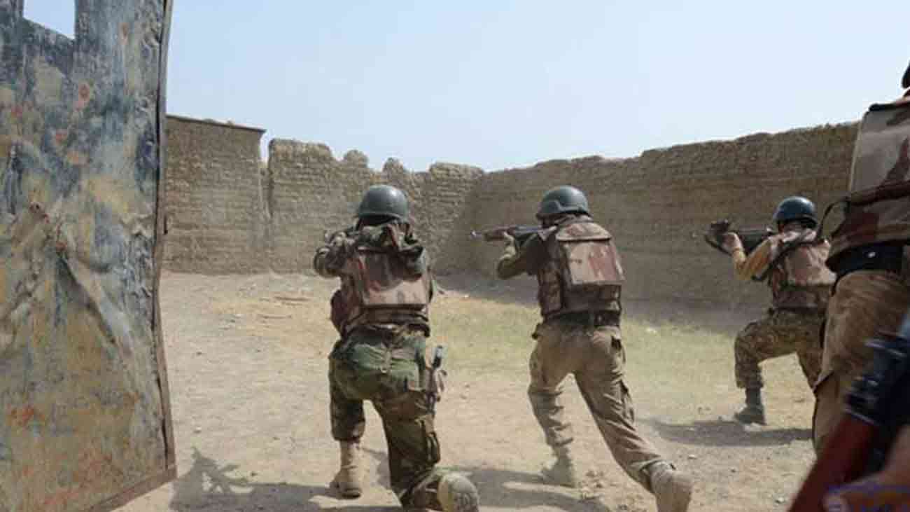 بنوں: ایف سی ہیڈ کوارٹر زپر خودکش حملہ، 6 اہلکار شہید، 5 دہشتگرد ہلاک خیبرپختونخوا کے ضلع بنوں میں فتنہ خوارج نے ایف سی ہیڈ کوارٹرز پر خودکش حملہ کیا اور فائرنگ کی، جوابی کارروائی میں تمام پانچوں دہشتگرد مارے گئے