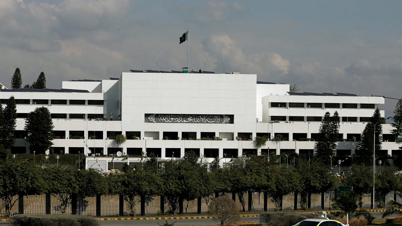 پی ٹی آئی کے مزید 19 ارکان پارلیمنٹ کمیٹیوں سے مستعفی پی ٹی آئی کے مزید 18 ارکان قومی اسمبلی اورایک سینیٹر محسن عزیز نے قائمہ کمیٹیوں کی رکنیت سے سے استعفیٰ دے دیا