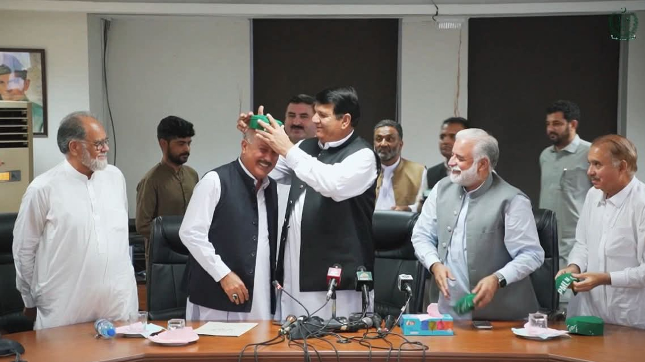 پیپلزپارٹی کے سابق سینیٹر بہرہ مند تنگی مسلم لیگ ن میں شامل پاکستان پیپلز پارٹی کے سابق سینیٹر بہرہ مند تنگی نے مسلم لیگ (ن) میں شمولیت کا باضابطہ اعلان کردیا
