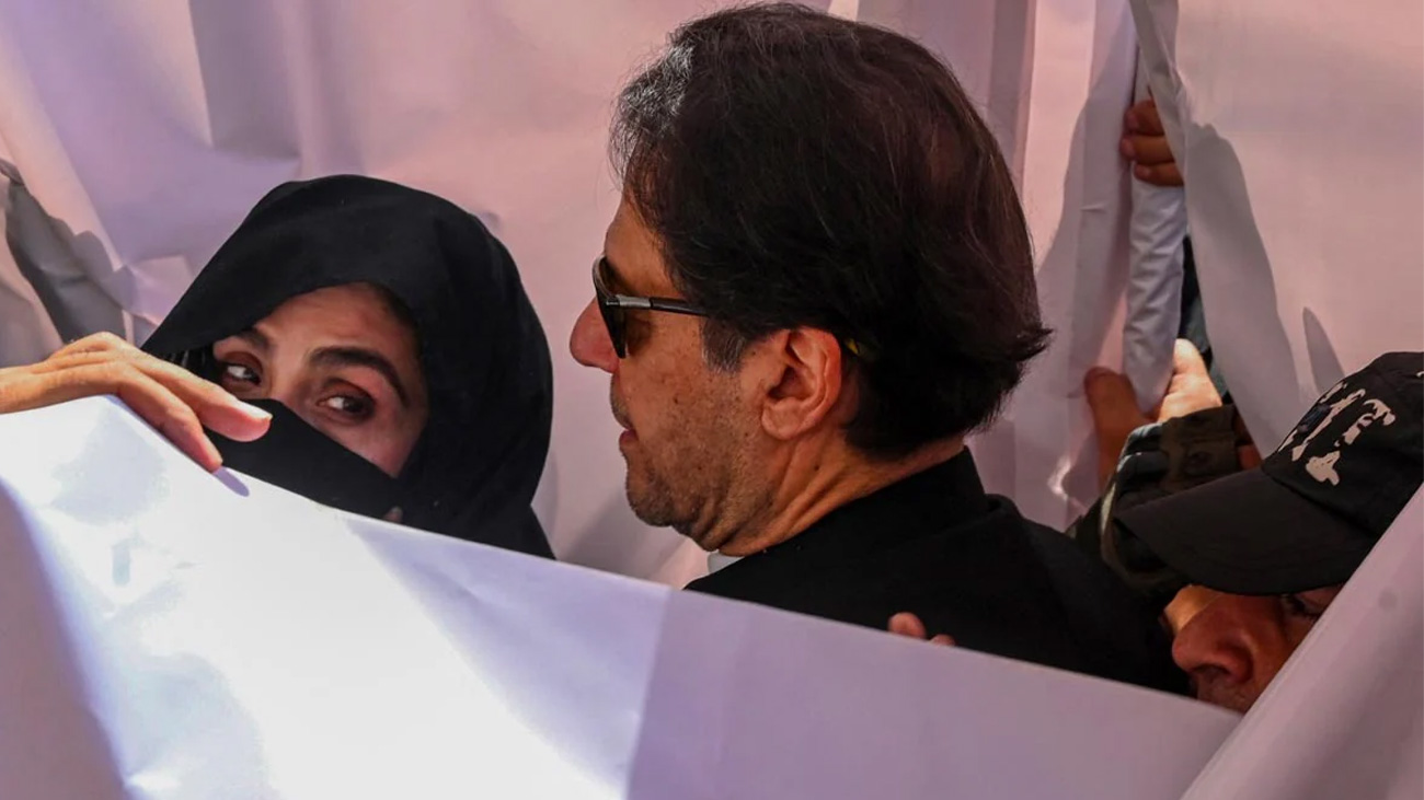 عمران خان و بشریٰ بی بی کیخلاف توشہ خانہ ٹو کیس کی سماعت کل ہو گی بانی پی ٹی آئی عمران خان اور ان کی بشریٰ بی بی کیخلاف توشہ خانہ ٹو کیس کی سماعت کل ہوگی۔