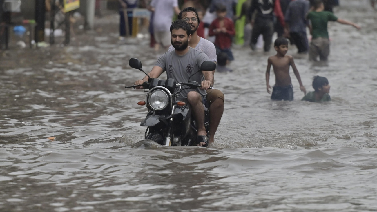 صوبائی دارالحکومت لاہو رمیں موسلادھار بارش سے جل تھل ایک ہو گیا، بارش کے بعد شہر کے مختلف علاقوں میں بجلی کا ترسیلی نظام بیٹھ گیا۔